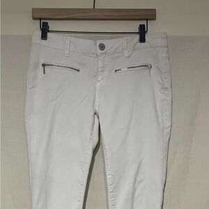 Love Fire Juniors Size 9 White Skinny Jeans with Zipper Accents.